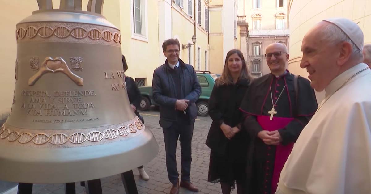 Papa-Francesco benedice le Campane per la vita